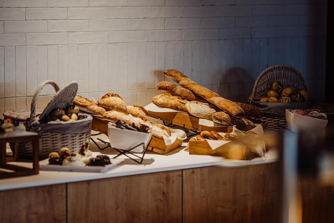 Elements Hotel&Spa Swieradow-Zdroj Exterior photo Bread at a buffet