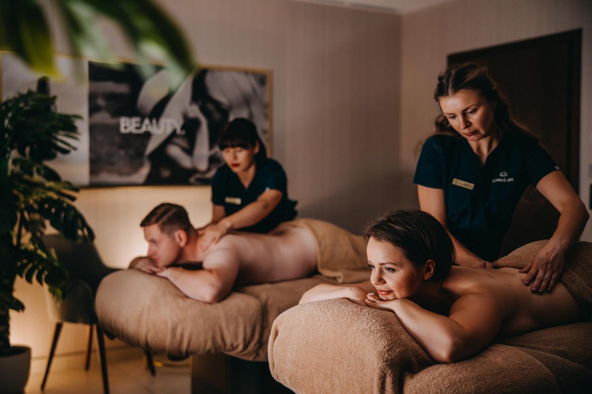 Elements Hotel&Spa Swieradow-Zdroj Exterior photo Massage therapists working on a couple