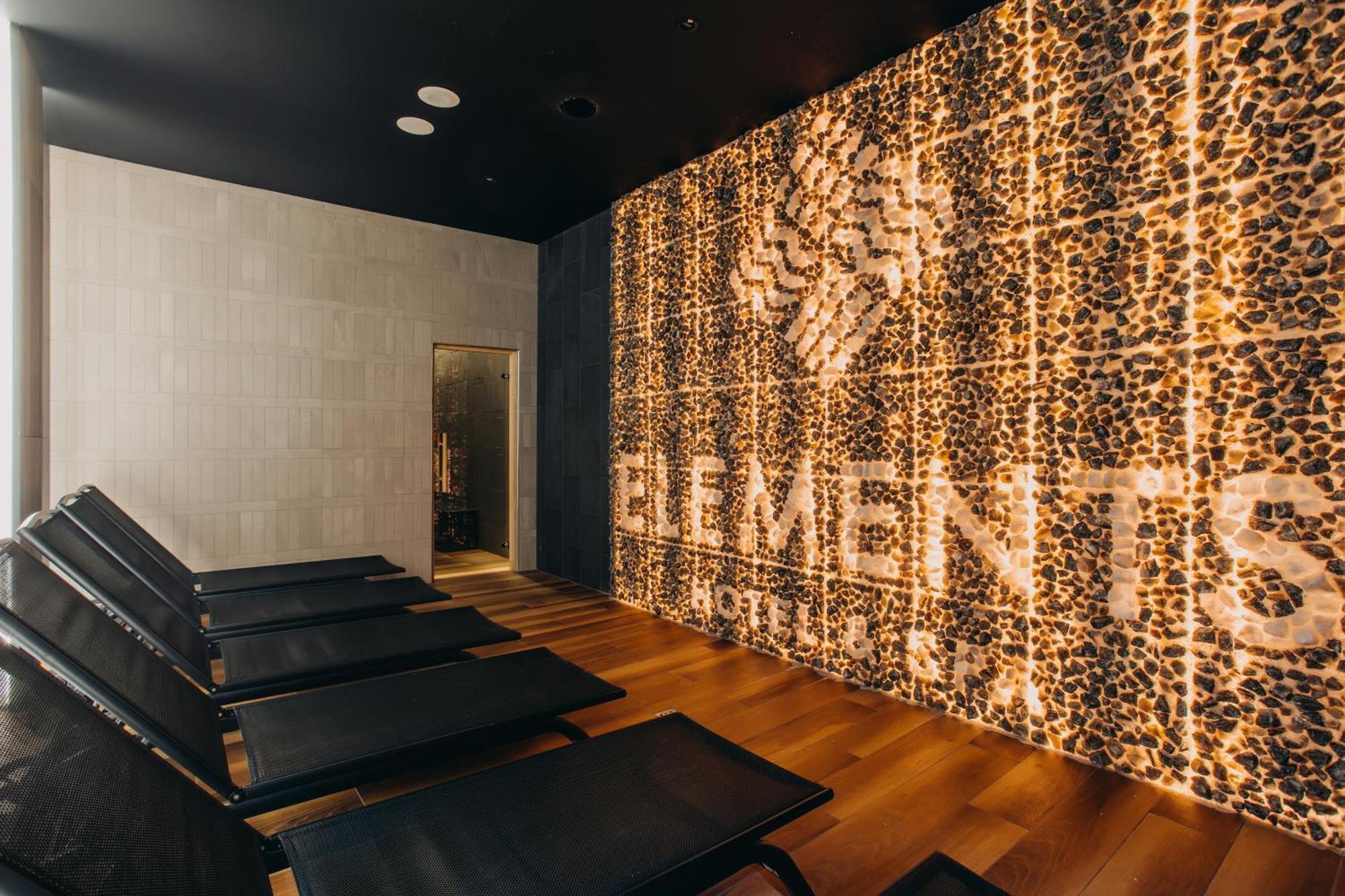 Elements Hotel&Spa Swieradow-Zdroj Exterior photo A wall of backlit onyx